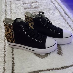 BRAND NEW Sneakers Size 9